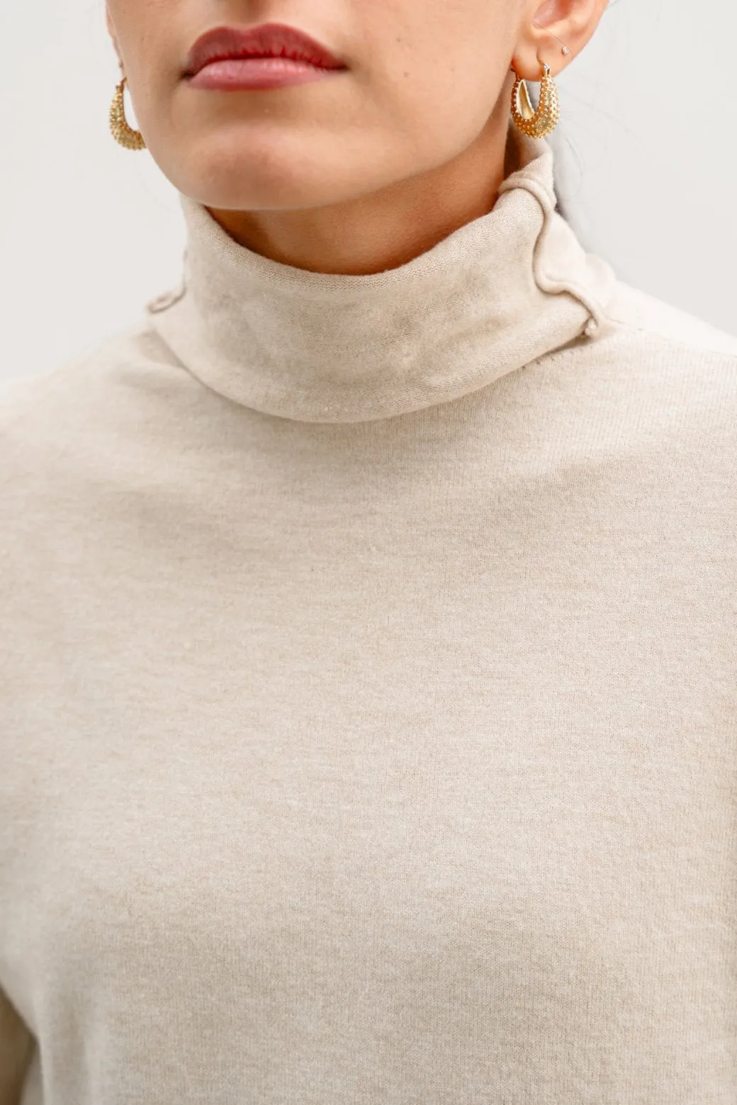 LIGHTWEIGHT SWEATER TOP